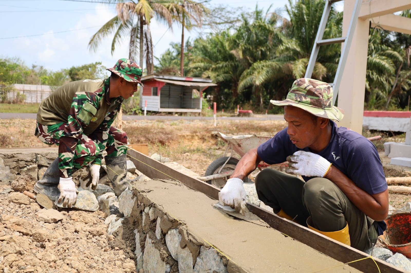 Keterampilan Sertu Edi Nurhadi Tercermin dalam TMMD ke-130