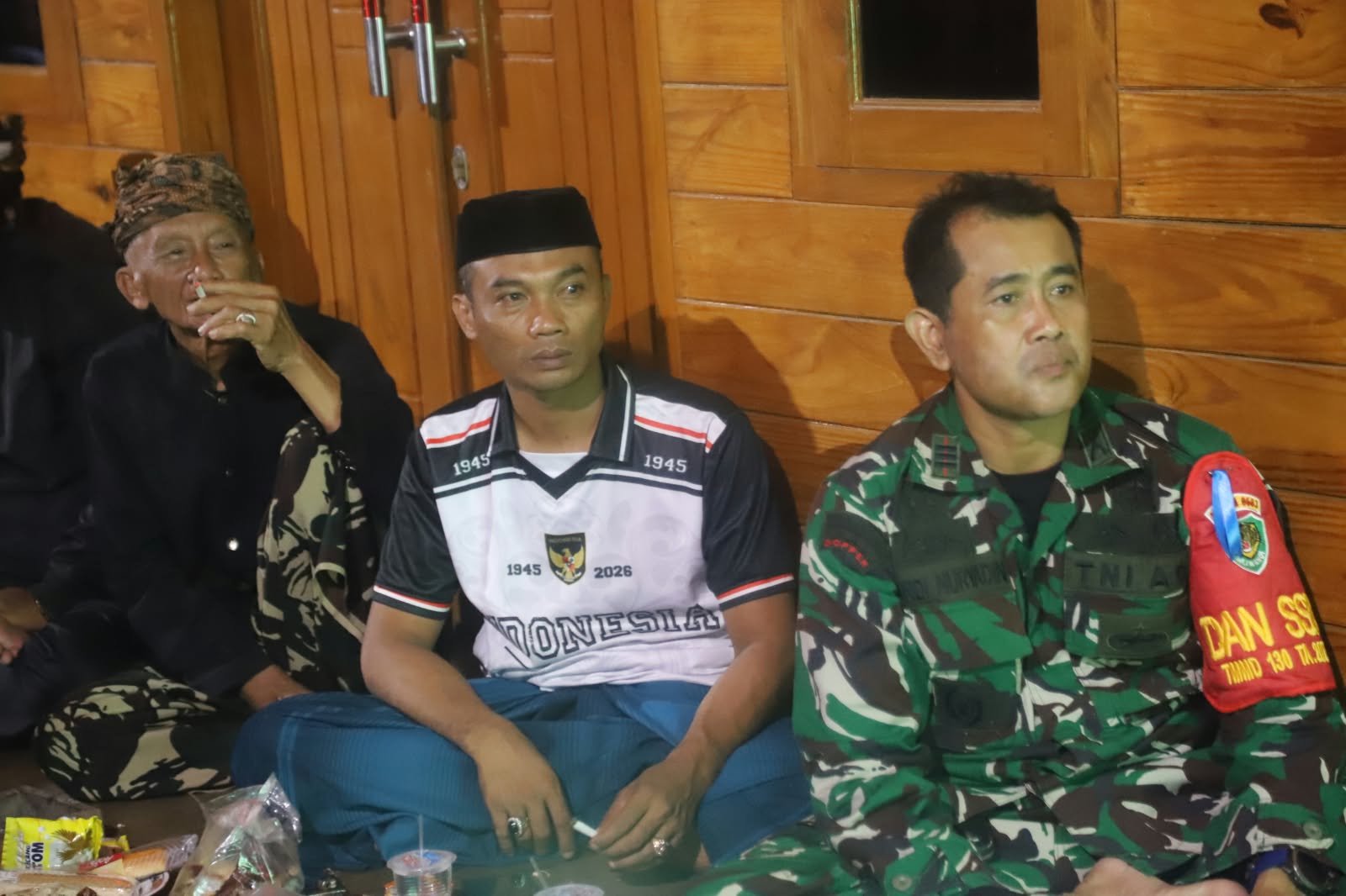 TNI dan Masyarakat Wujudkan Kebersamaan Melalui Nobar Sepak Bola