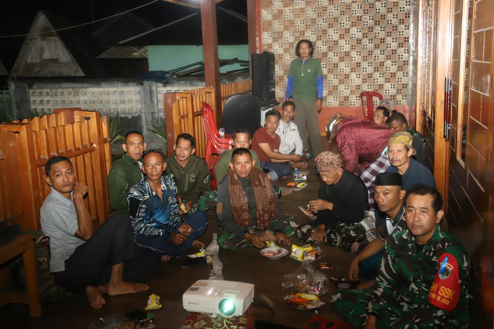 Kegiatan Nonton Bareng, TNI dan Warga Citorek Barat Bersatu