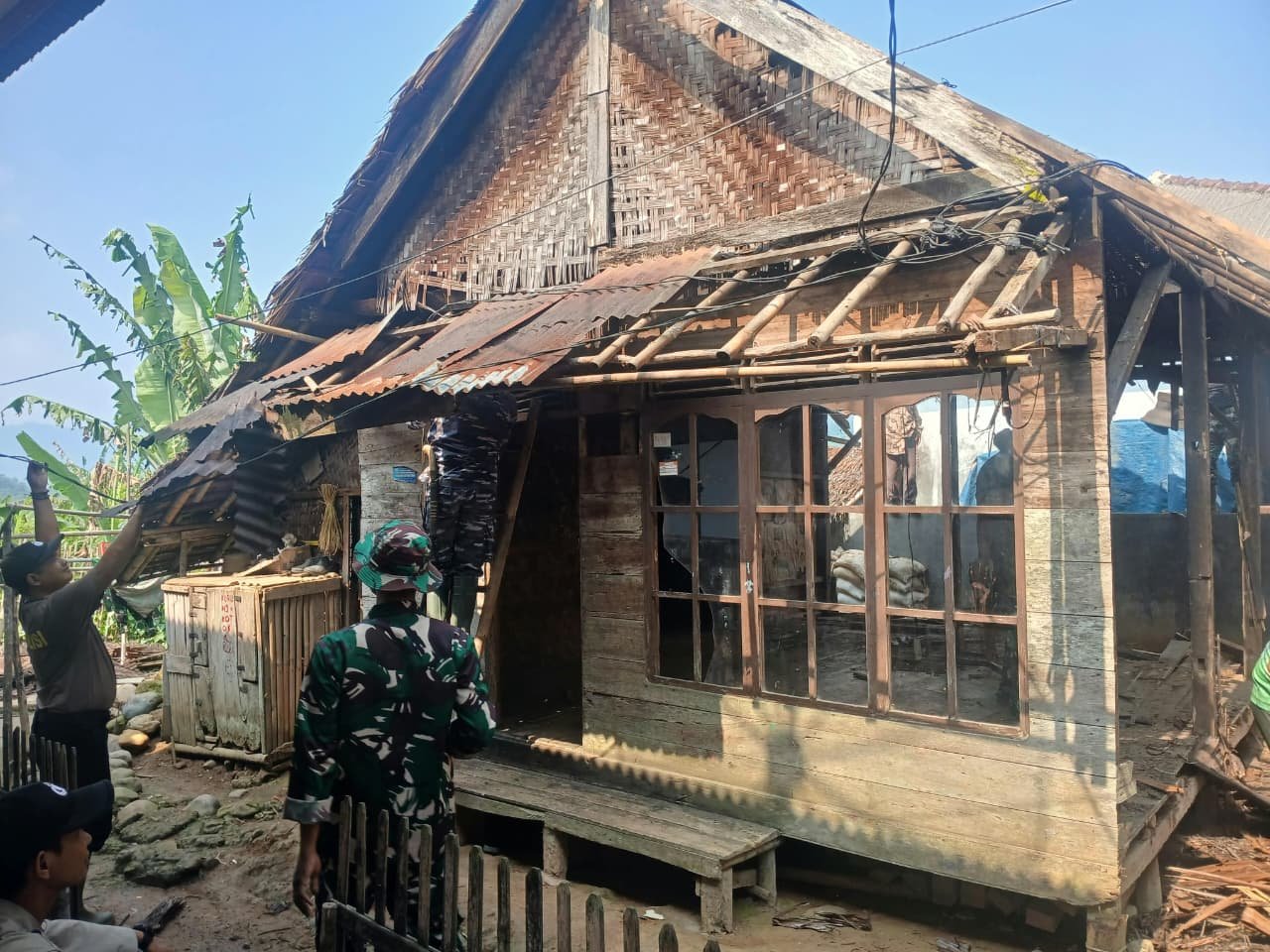 TMMD ke-130: Renovasi Rumah untuk Kesejahteraan Bapak Apin