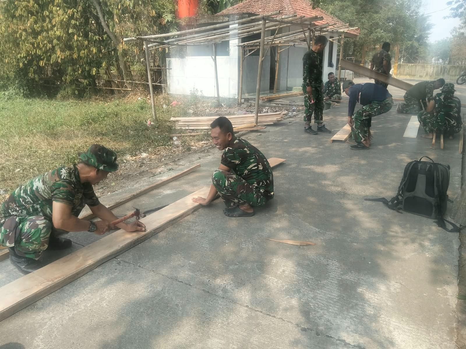 Pembangunan Bekisting di Desa Sumur Bandung Menunjukkan Semangat Gotong Royong Satgas TMMD