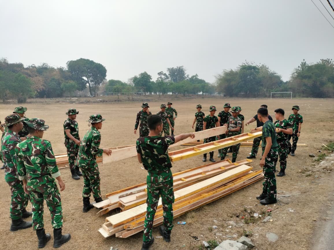 Pengangkutan Bekisting oleh Satgas TMMD ke-130 Mendukung Pembangunan di Sumur Bandung