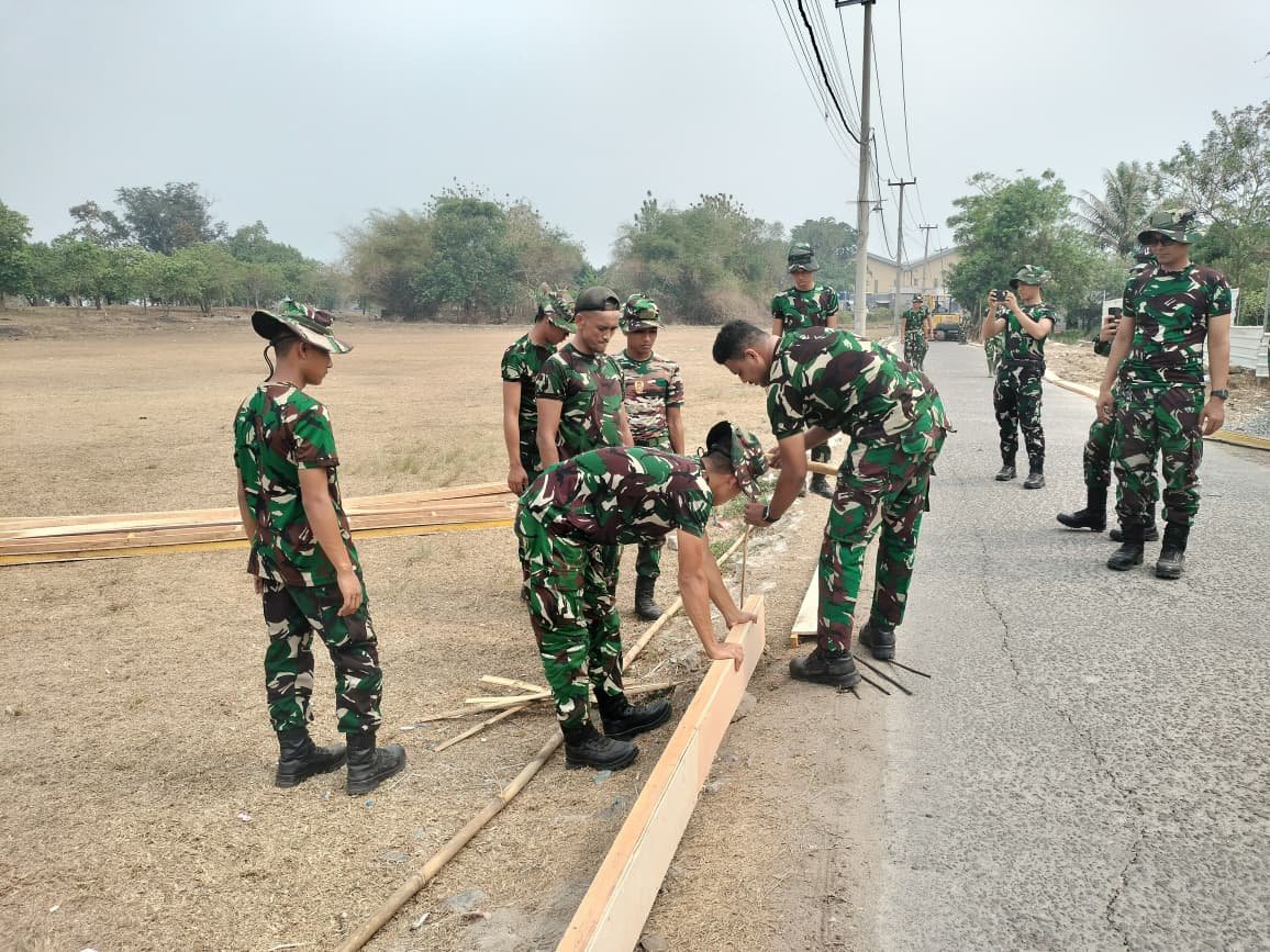 Pemasangan Bekisting dalam TMMD ke-130 oleh Kodim 0510/Tigaraksa