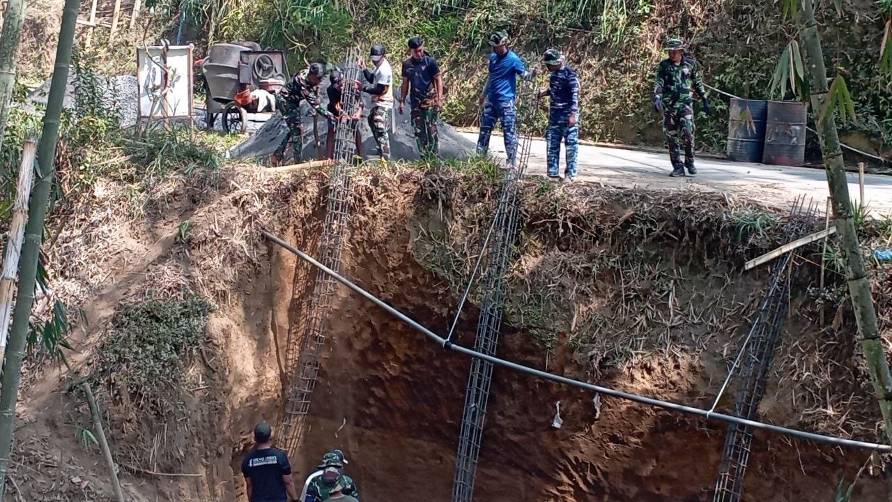 Demi Masyarakat, TNI Pasang Kolom Besi Penahan Tanah di Malang