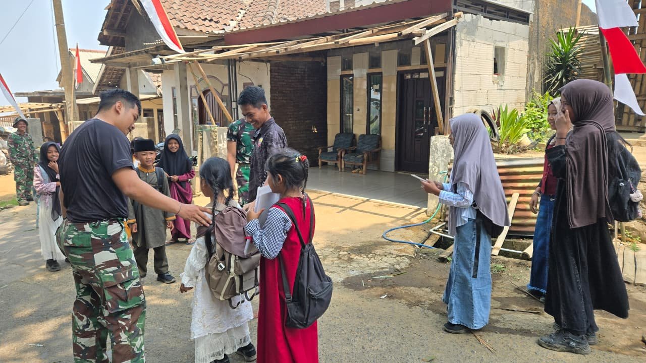 Interaksi Menyenangkan di Tengah TMMD ke-130: Satgas Kodim 0818 dan Anak-anak di Desa Taji