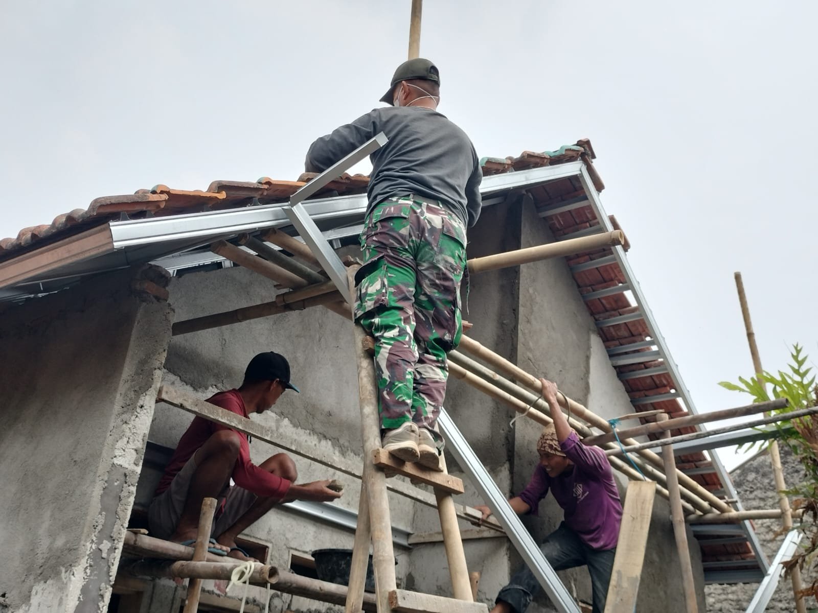TNI Berperan dalam Penyediaan Rumah yang Layak untuk Bapak M. Syafi’i