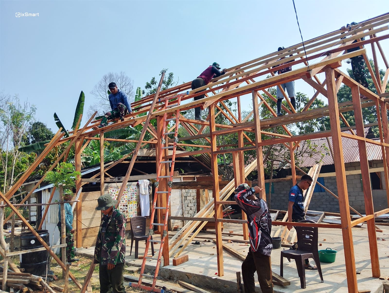 Solidaritas TNI dan Warga Dalam Rehabilitasi RTLH di Poso